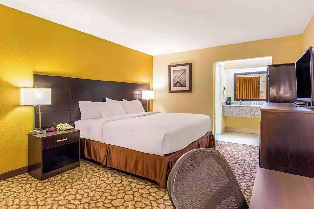 Ramada by Wyndham Santee I-95 1
