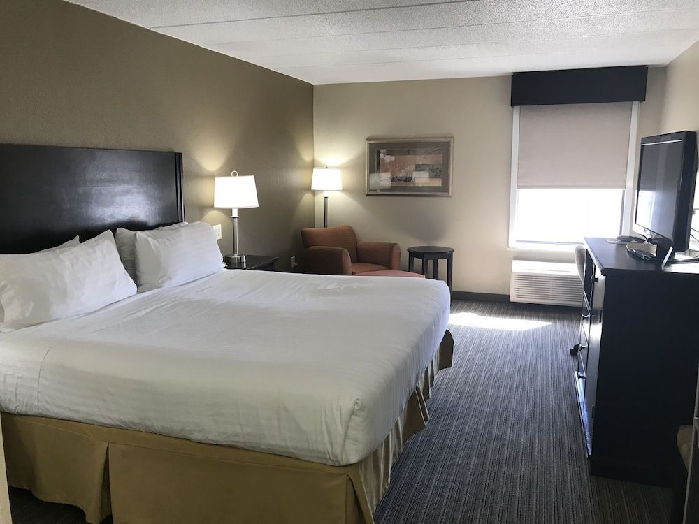 Holiday Inn Express LONDON-I-70 by IHG 2