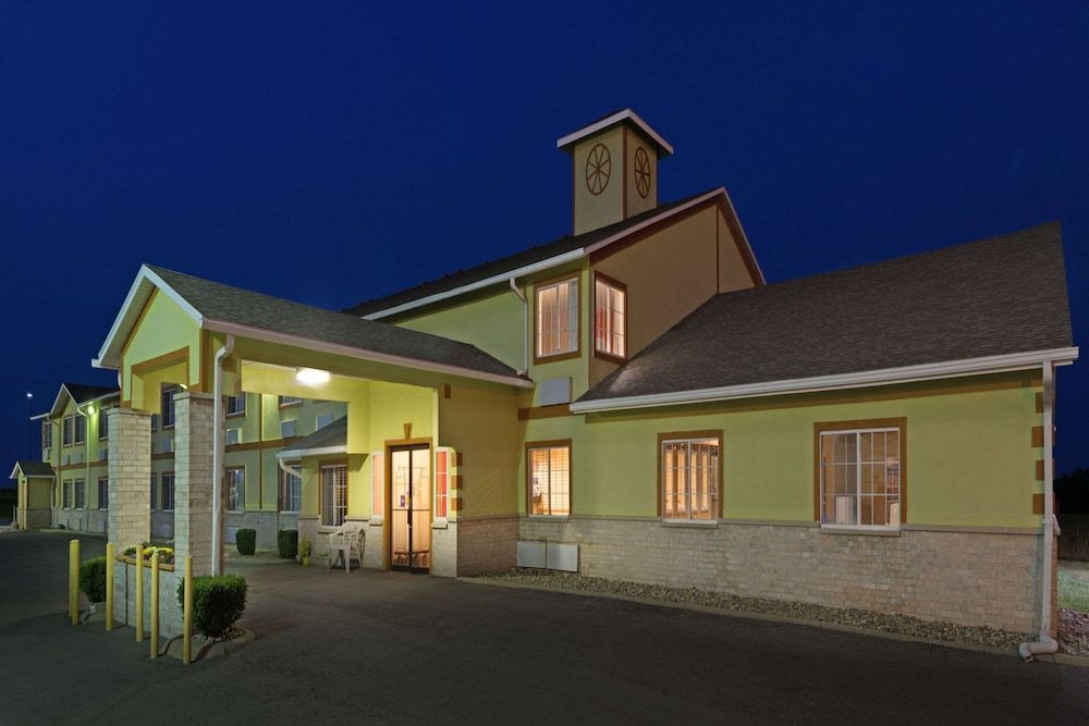 Days Inn by Wyndham Cameron 1