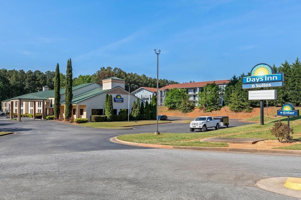 Days Inn & Suites by Wyndham Peachtree Corners Norcross 1