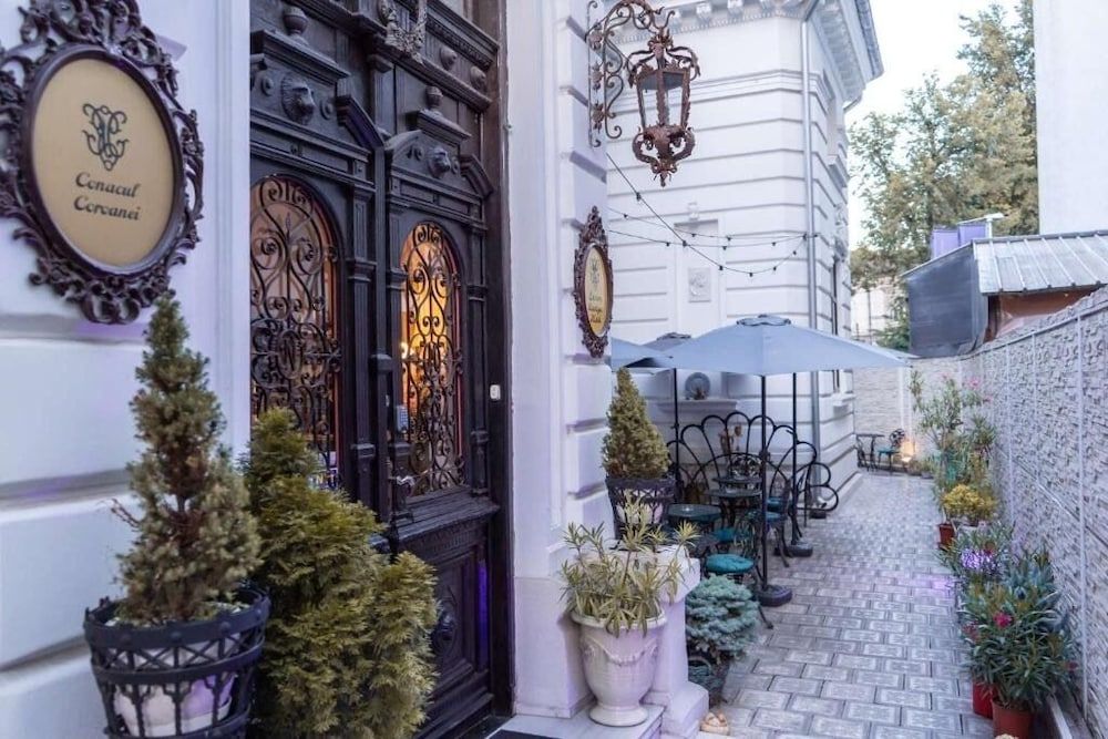 Conacul Coroanei Luxury Boutique 1