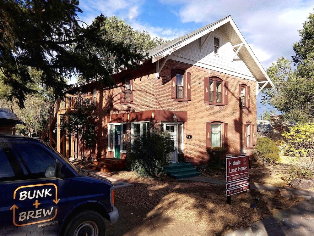 Bunk & Brew Historic Lucas House - Hostel 1
