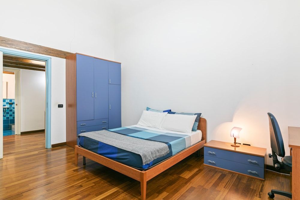 GuestHost - Vittorio Emanuele & Via Roma Colorful Apartment 2