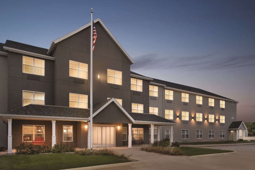 Country Inn & Suites by Radisson, Cedar Falls, IA 1