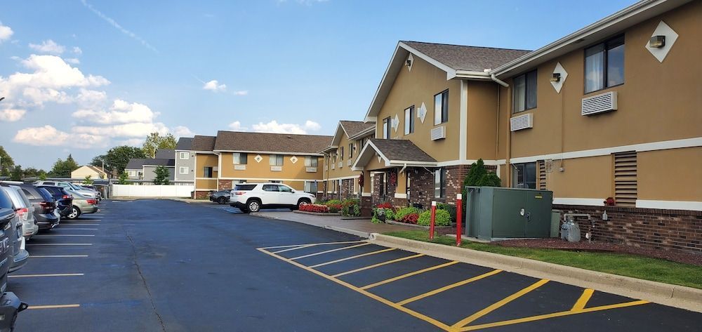 Super 8 by Wyndham Sterling Heights/Detroit Area 1