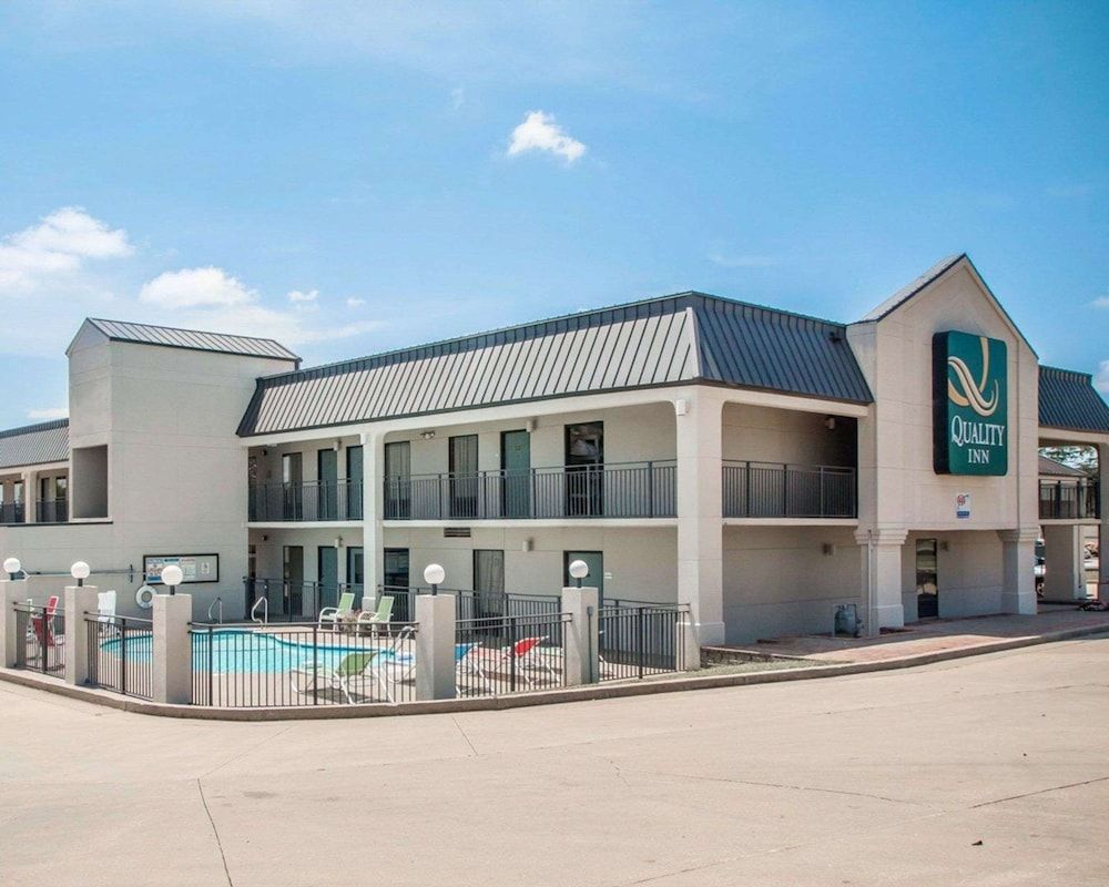 Quality Inn US65 & E Battlefield Rd Springfield 1
