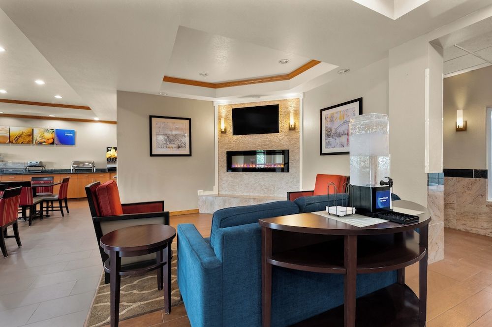 Comfort Inn & Suites Fenton 2