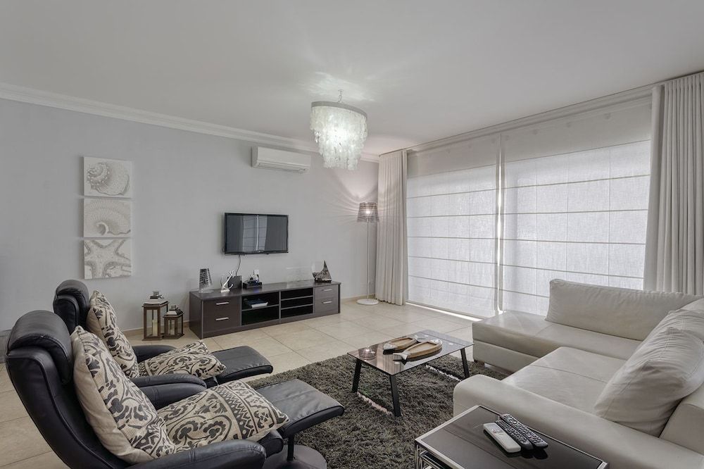 Luxury Apt with side Seaviews and Pool, Best Location by Buena Vista 1