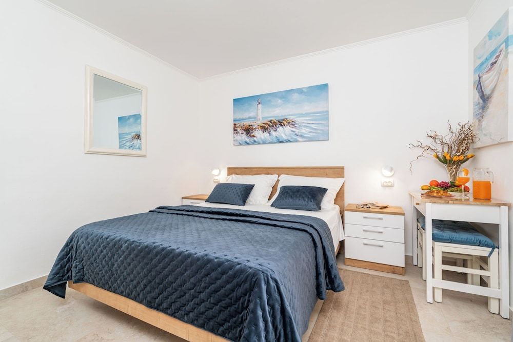 Apartments and Room Lora 2