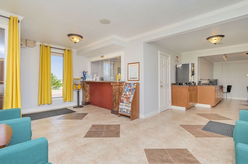 Super 8 by Wyndham Colorado Springs/Chestnut Street 2