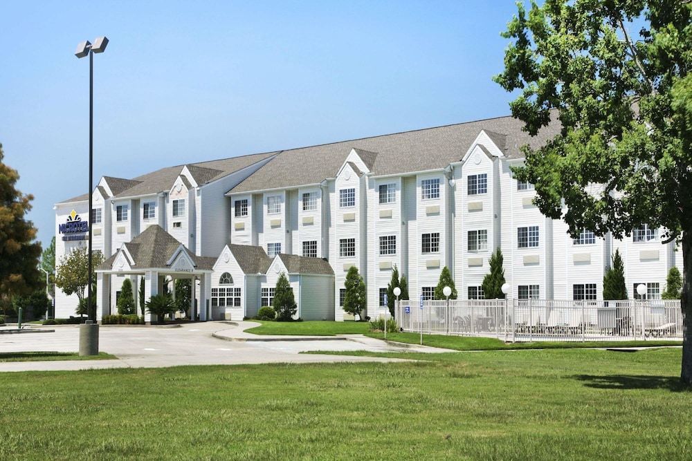 Microtel Inn & Suites by Wyndham Baton Rouge 1