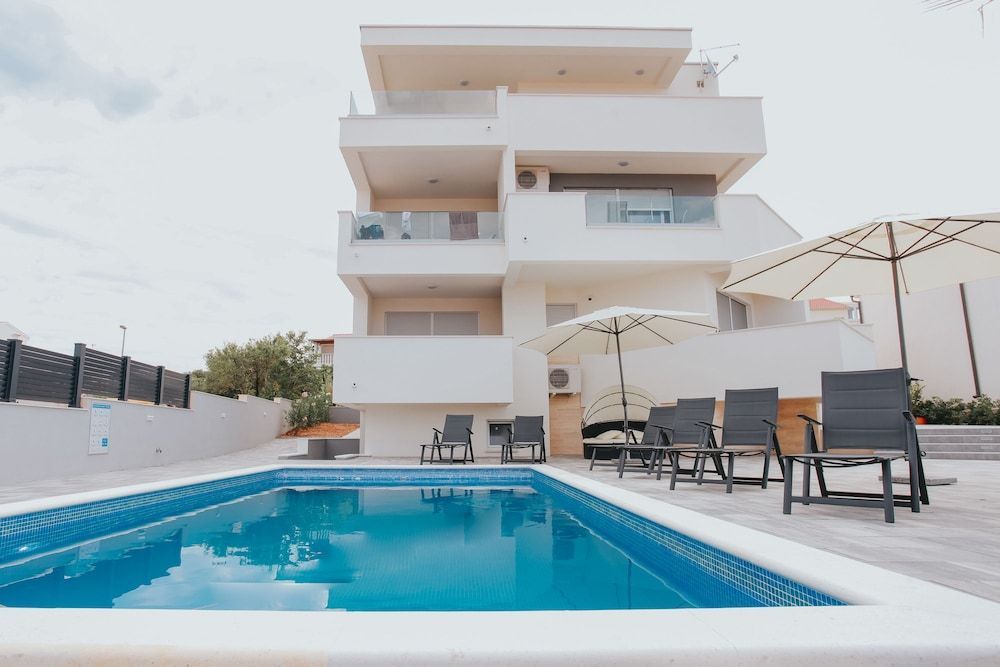 Apartments Pool Villa Aldura 1