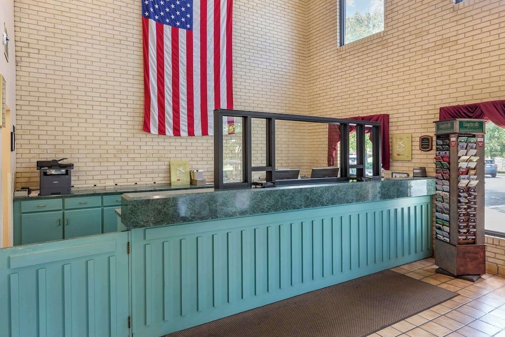 Econo Lodge Fayetteville I-95 2