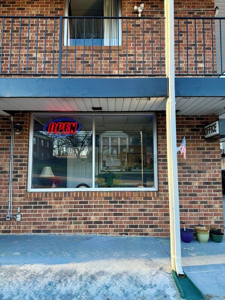 Virginian Motel 2
