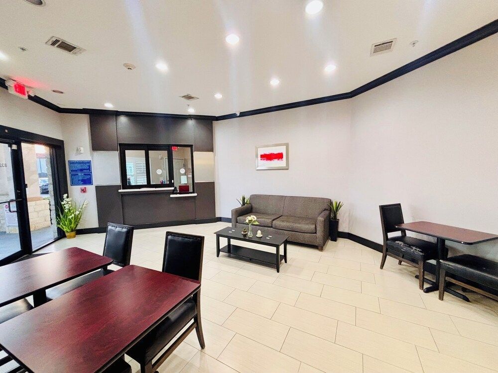 Humble Inn & Suites 2