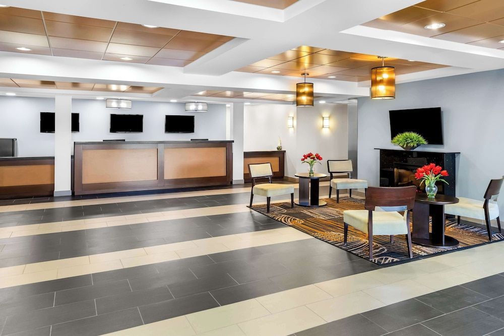 Best Western Thompson Hotel & Suites 2