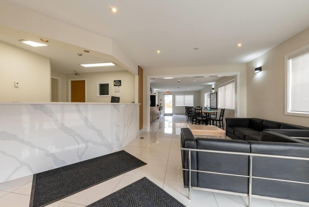 Super 8 by Wyndham Golden 2