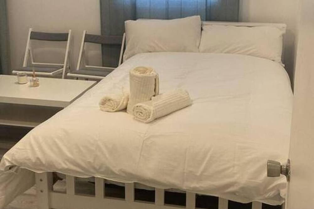 Studio- Sleeps 2-Pets Ok-Action Park and Stn Close 1