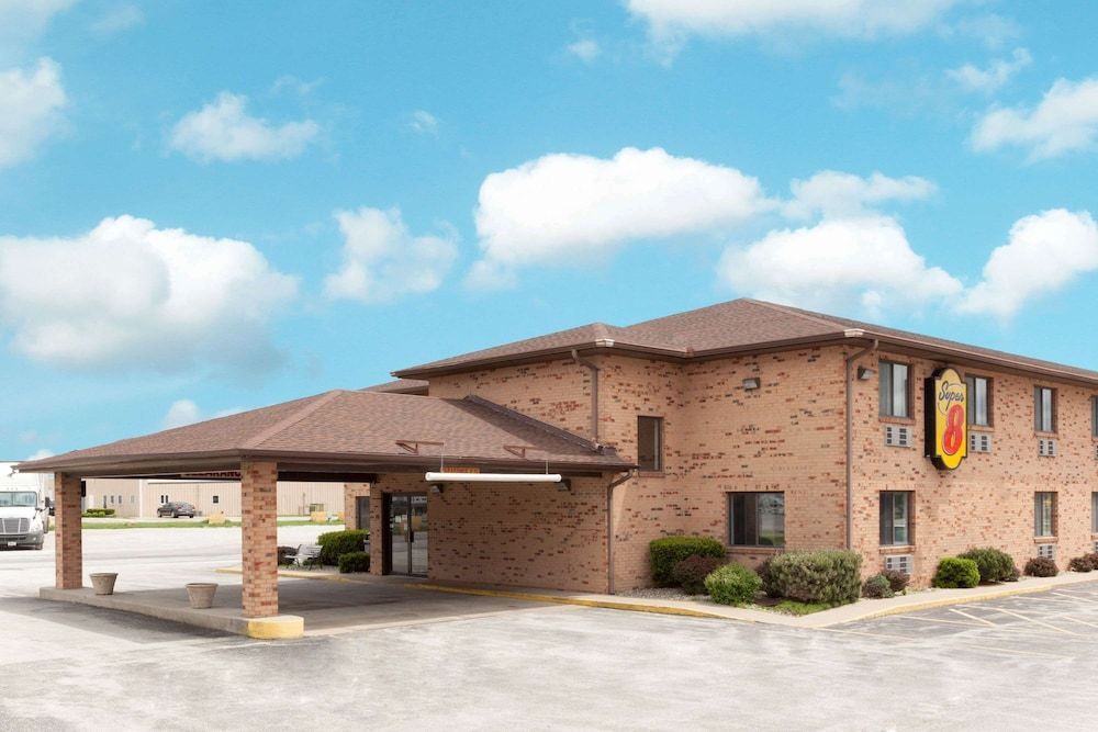Super 8 by Wyndham Gilman 1