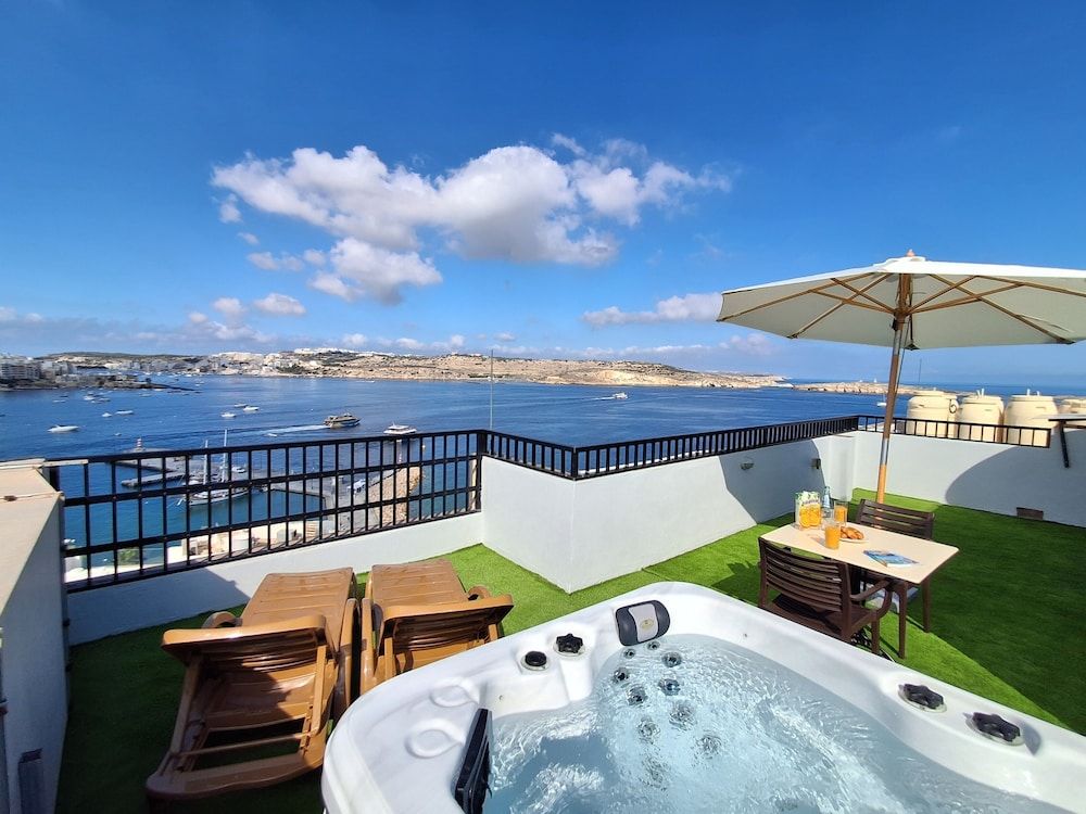 Islet Promenade Aparthotel - Studio with Hot Tub and Panoramic Sea Views by GetawaysMalta 1