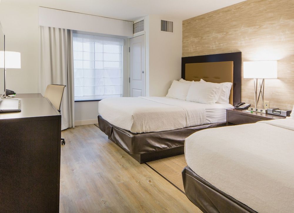Holiday Inn & Suites BLOOMINGTON-AIRPORT by IHG 2