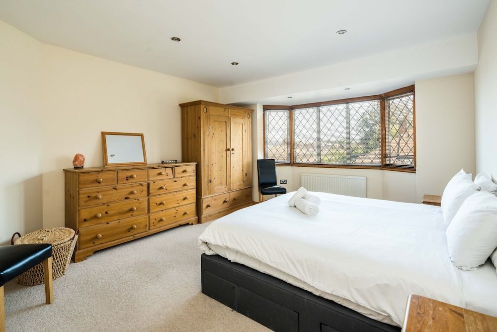 Elegant 2BD House with Garden and Decked Patio 2