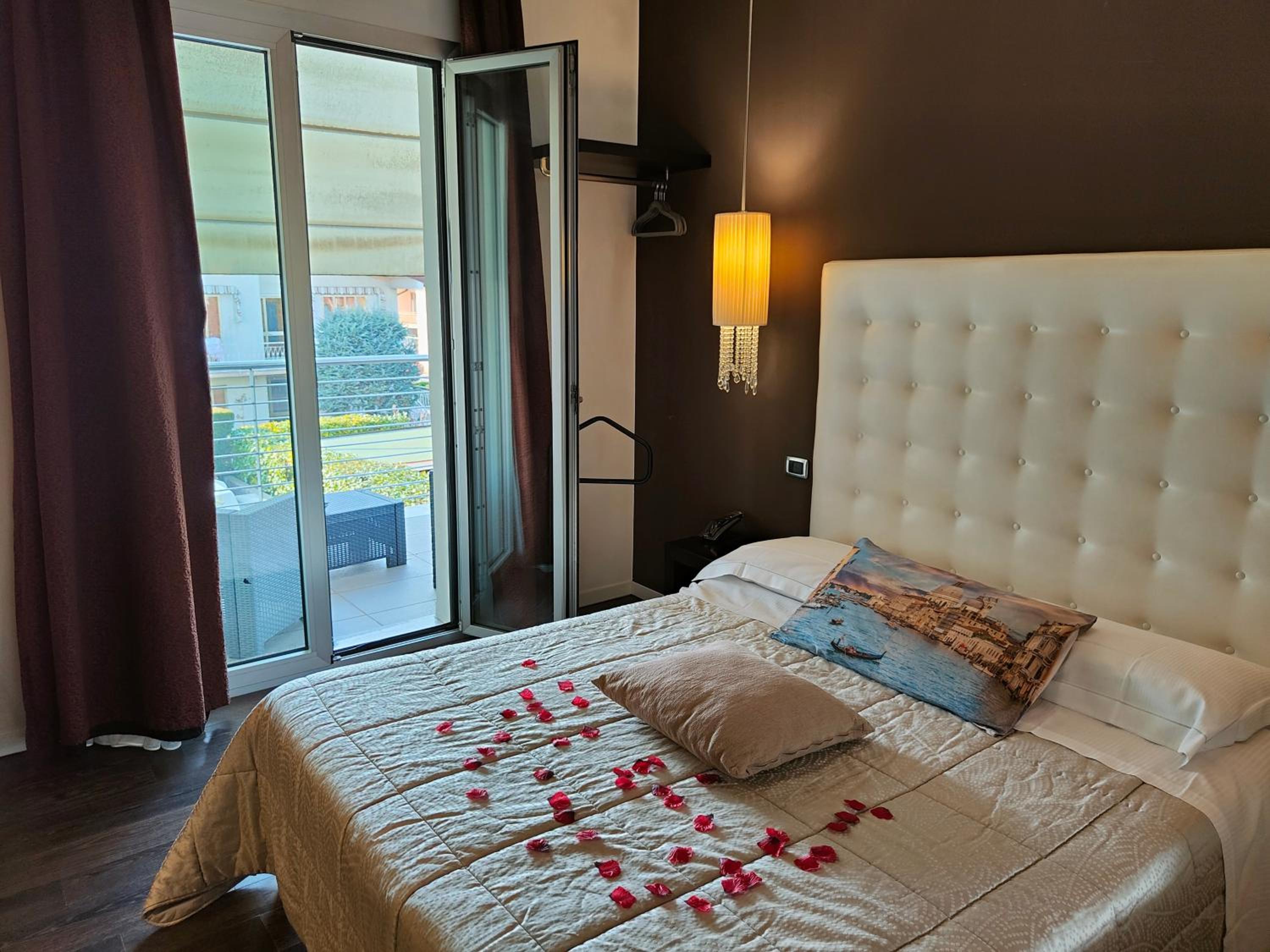 Hotel In - Lounge Room 2