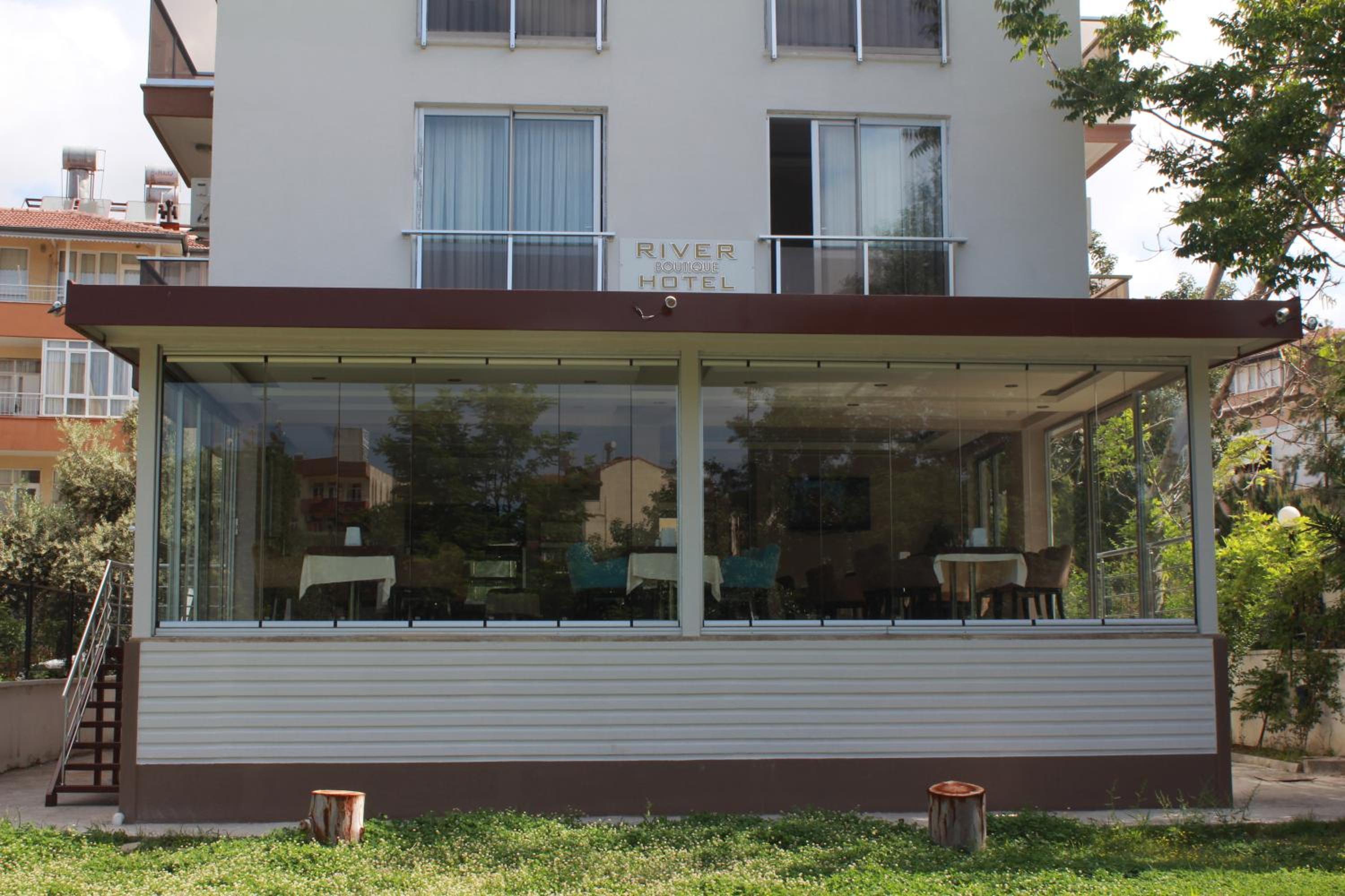 River Hotel 1