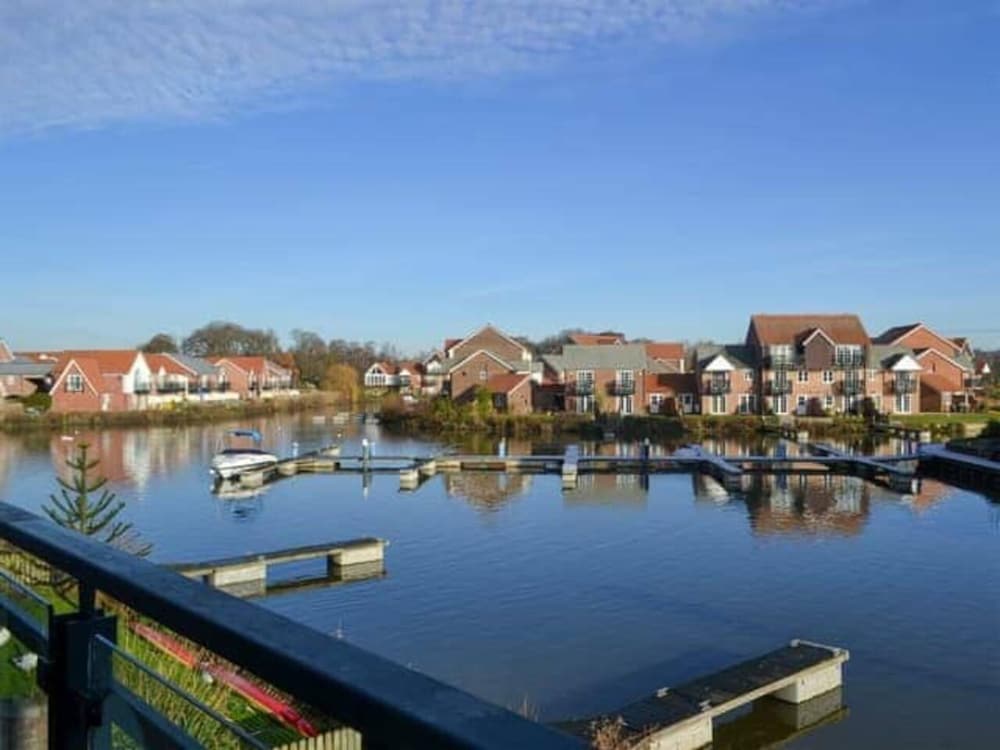 Waterside Townhouse With Balcony And Marina View 1