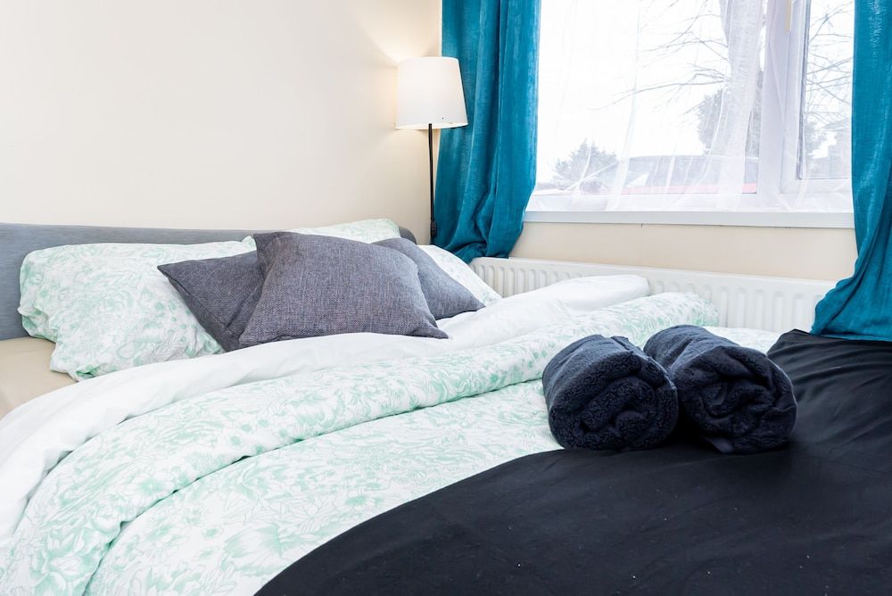 Shirley House 3, Guest House, Self Catering, Self Check in with Smart Locks, Use of Fully Equipped Kitchen, close to City Centre, Ideal for Longer Stays, Walking Distance to BAT, 20 min Drive to Fawle 1