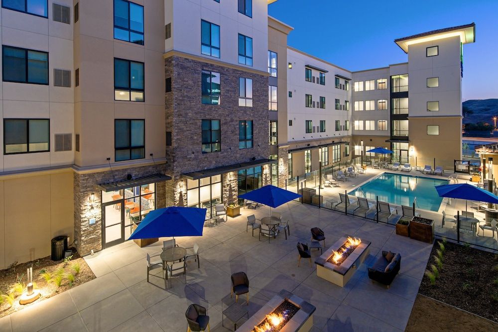 Holiday Inn Express & Suites VALENCIA - SANTA CLARITA by IHG 1