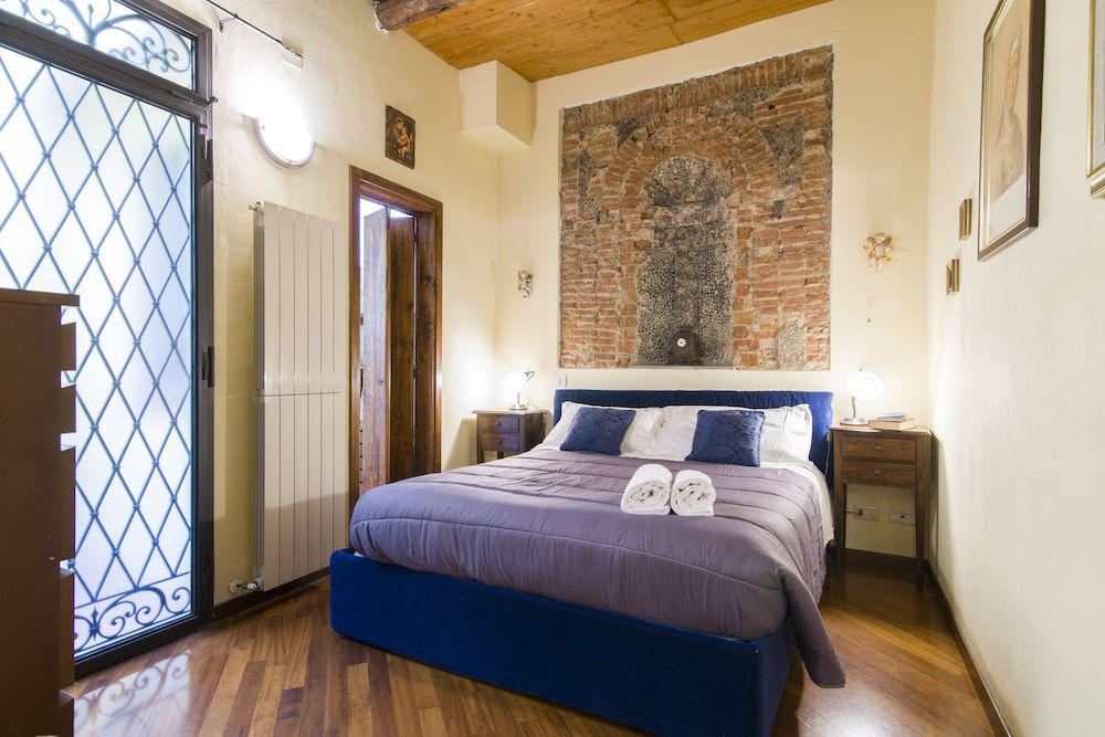 GuestHost - Florence Ariento Romantic Apartment 1