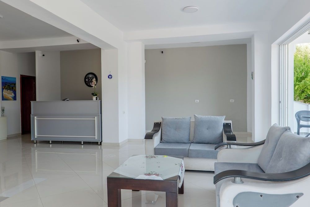Sunny Hotel 2