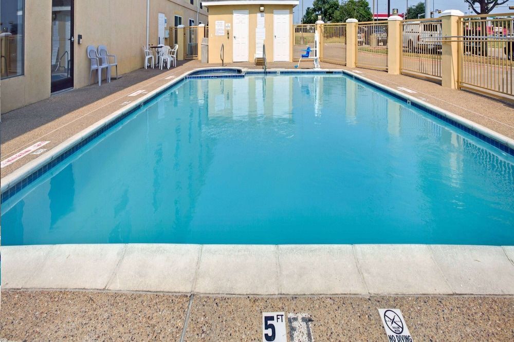 Days Inn by Wyndham Dallas Garland West 1