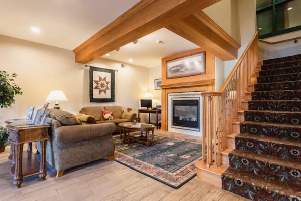 Lancaster Inn & Suites 1