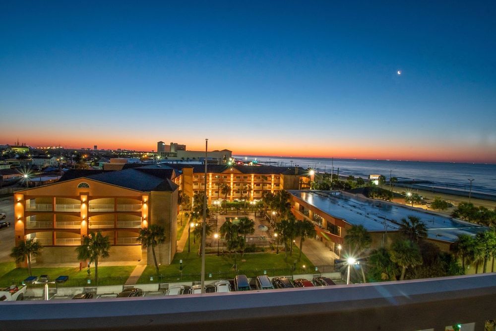 Beachfront Palms Resort Galveston, an Ascend Collection Hotel 1