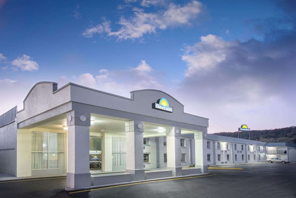 Days Inn by Wyndham Roanoke Hollins Near I-81 1