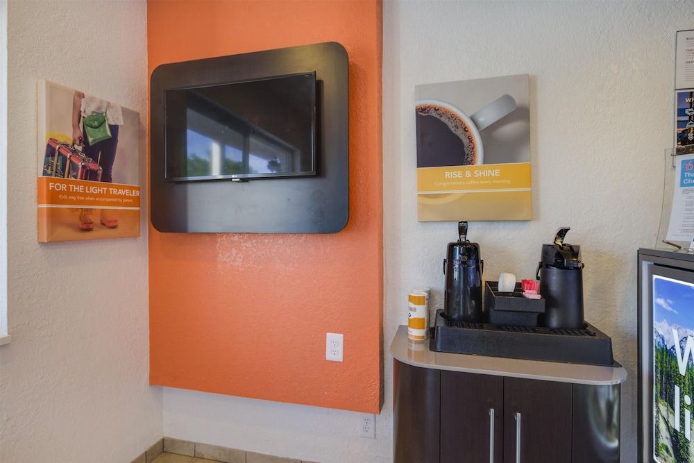 Motel 6 – Lakewood, CO 2