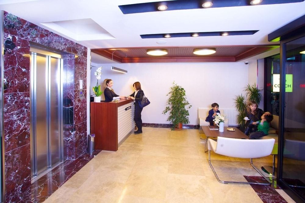 THE COACH HOTEL 2