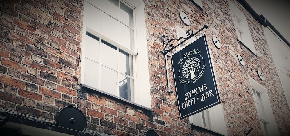 Ty Glyndwr Bunkhouse, Bar and cafe 1