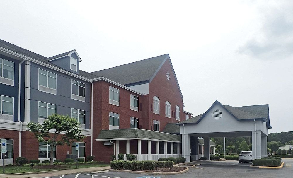 Comfort Inn & Suites Hampton near Coliseum 1