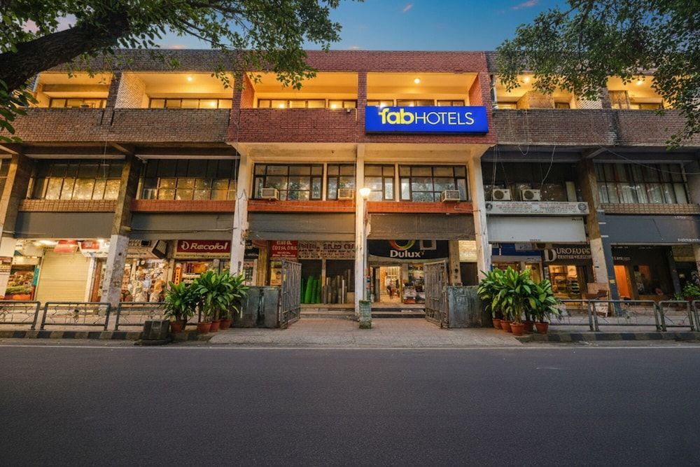 Fabhotel Royal Inn 1