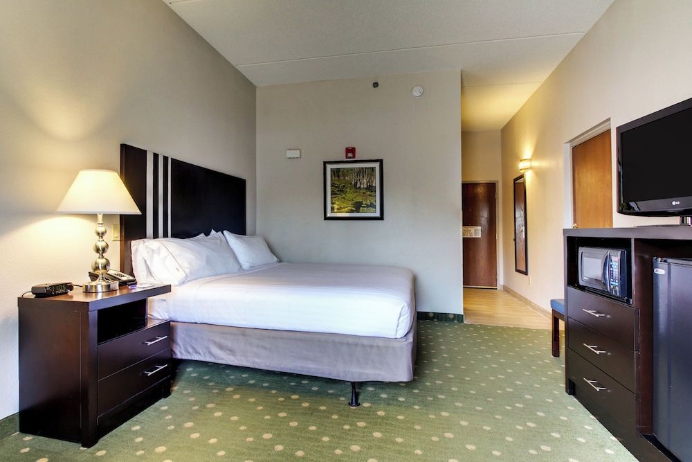 Holiday Inn Express & Suites LIVE OAK by IHG 1