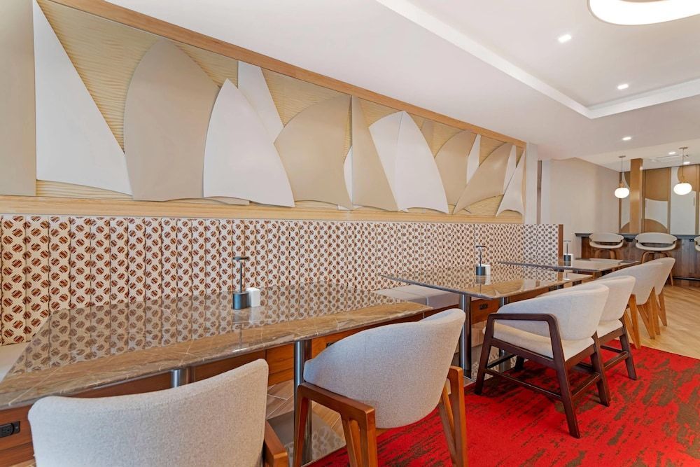 Cambria Hotel & Suites Plymouth 2