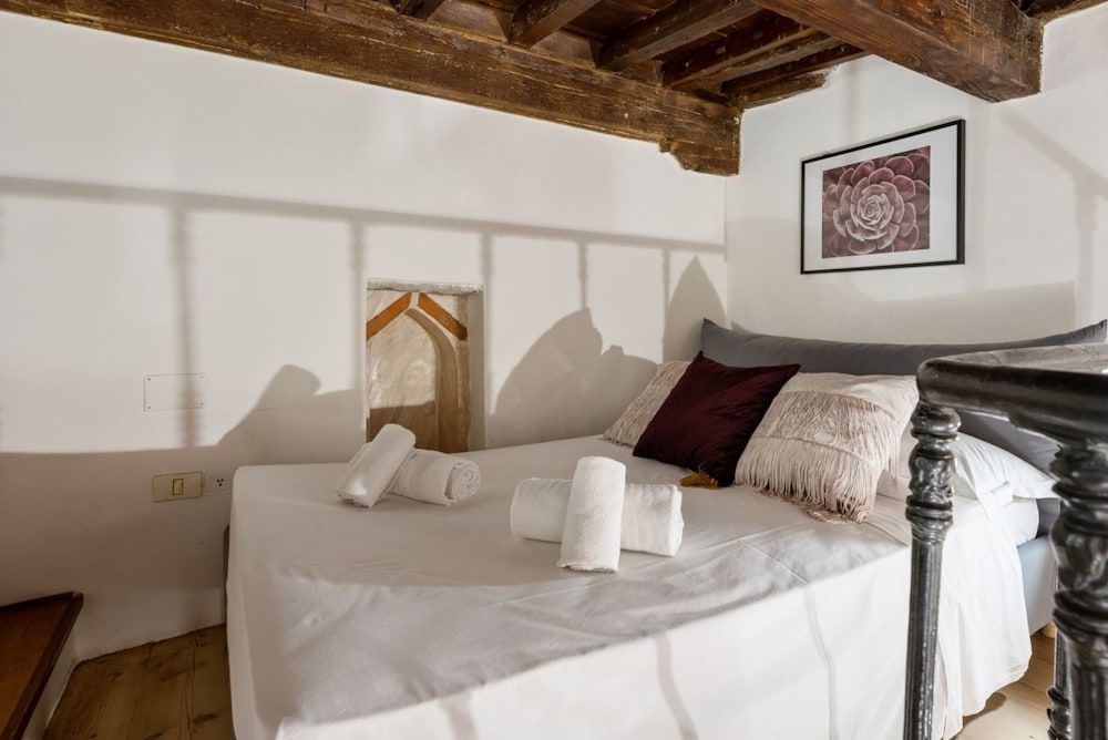 GuestHost - Palazzo Pitti Apartment with Terrace 2