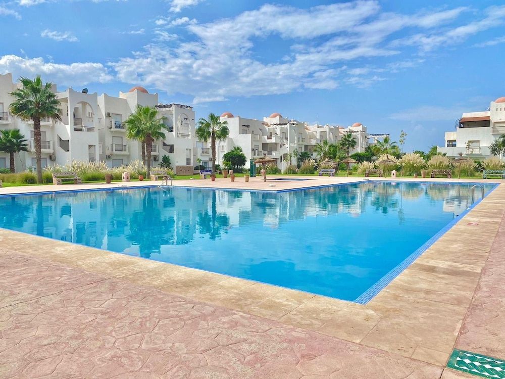 2 Bed Flat - Sleeps 5 - Pets - Pool - Parking 1