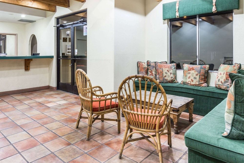 Super 8 by Wyndham Cottonwood 2