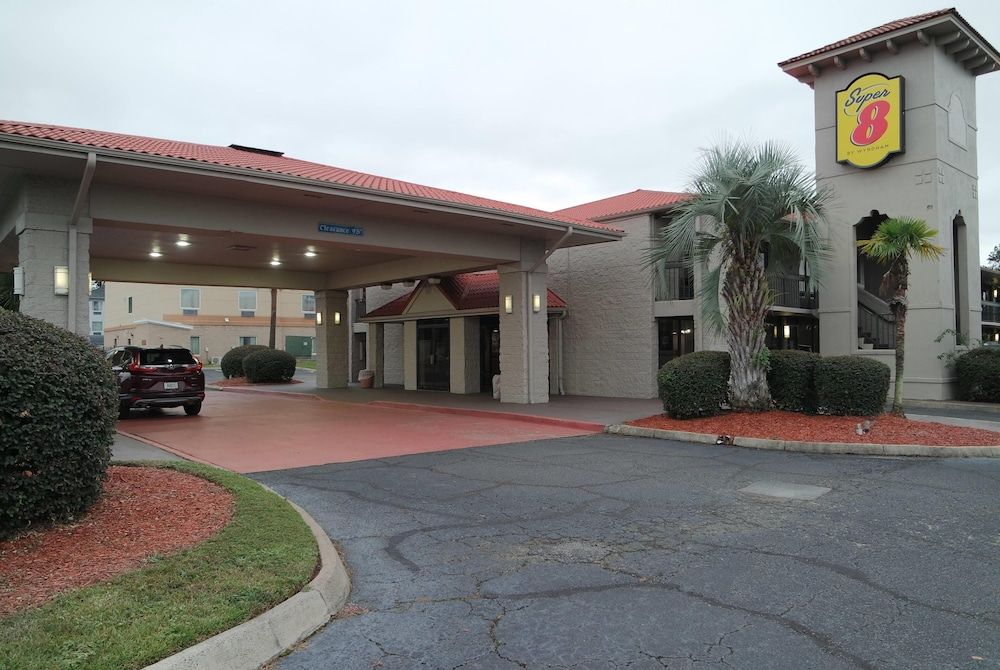 Super 8 by Wyndham Savannah 1