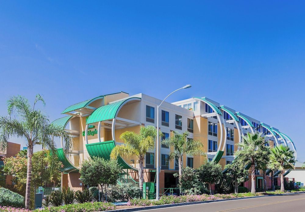 Holiday Inn OCEANSIDE CAMP PENDLETON AREA by IHG 1