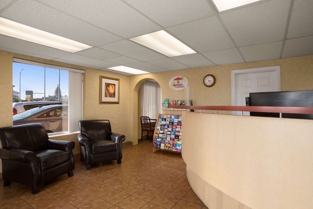 Super 8 by Wyndham Austin Downtown/Capitol Area 2